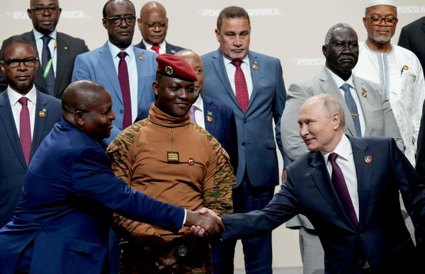 2023 оны 7 дугаар сарын 28. ОХУ-ын Ерөнхийлөгч Владимир Путин Санкт-Петербург хотод болсон "Орос - Африк" хоёрдугаар дээд хэмжээний уулзалтад оролцогч төлөөлөгчдийн тэргүүнүүдтэй хамтран зураг авах үеэрээ. Урд эгнээний зүүн талд: Мозамбикийн Ерөнхийлөгч Филипе Ньюси. 2023 оны 7 дугаар сарын 28. ОХУ-ын Ерөнхийлөгч Владимир Путин Санкт-Петербург хотод болсон "Орос - Африк" хоёрдугаар дээд хэмжээний уулзалтад оролцогч төлөөлөгчдийн тэргүүнүүдтэй хамтран зураг авах үеэрээ. Урд эгнээний зүүн талд: Мозамбикийн Ерөнхийлөгч Филипе Ньюси. - Sputnik Монгол Улс