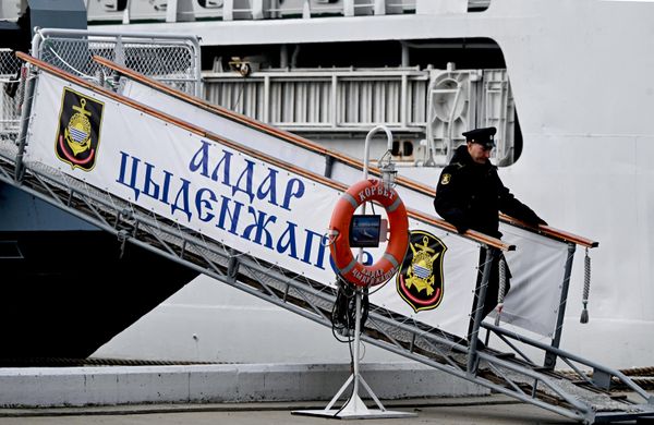 Владивосток хотод Орос-Энэтхэгийн “Индра-2026” хамтарсан цэргийн сургуулилтын нээлтийн ёслол боллоо. Уг сургуулилалт нь Япон тэнгисийн усан сан дахь эргийн болон далайн гэсэн хоёр үе шаттайгаар явагдана. Сургуулилалтад Оросын талаас “Оросын Холбооны Улсын Баатар Алдар Цыденжапов” корвет, Энэтхэгийн талаас “Сахьядри” фрегат оролцоно. Владивосток хотод Орос-Энэтхэгийн “Индра-2026” хамтарсан цэргийн сургуулилтын нээлтийн ёслол боллоо. Уг сургуулилалт нь Япон тэнгисийн усан сан дахь эргийн болон далайн гэсэн хоёр үе шаттайгаар явагдана. Сургуулилалтад Оросын талаас “Оросын Холбооны Улсын Баатар Алдар Цыденжапов” корвет, Энэтхэгийн талаас “Сахьядри” фрегат оролцоно. - Sputnik Монгол Улс